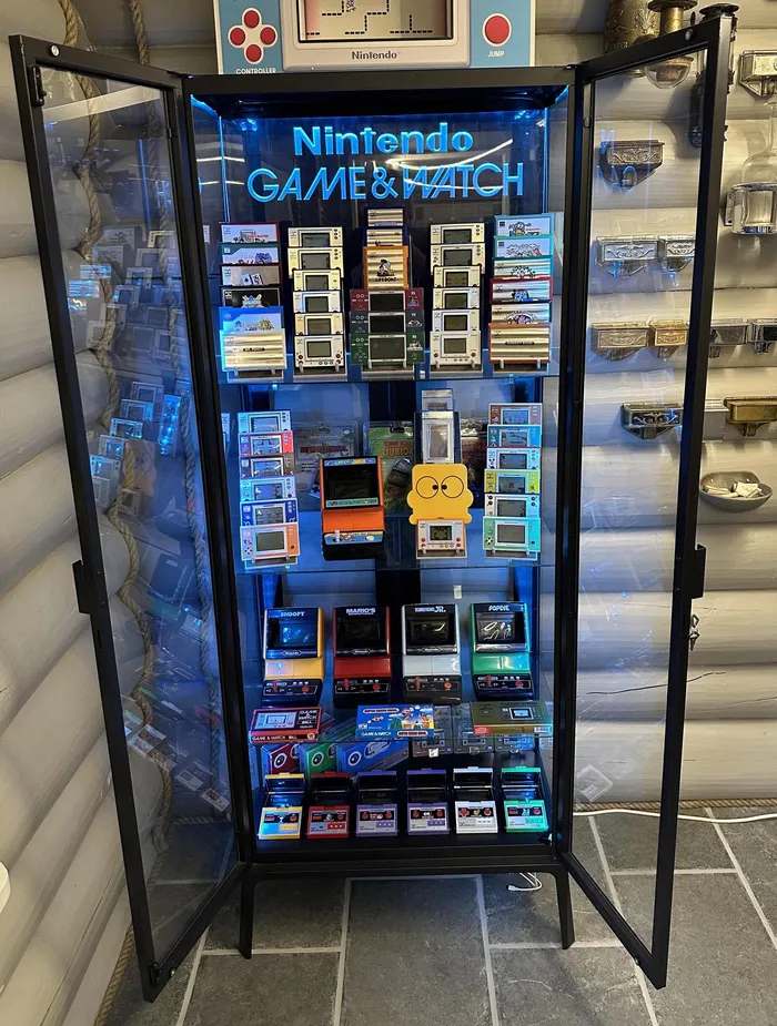 Vitrine de collection avec plusieurs consoles Nintendo Game & Watch